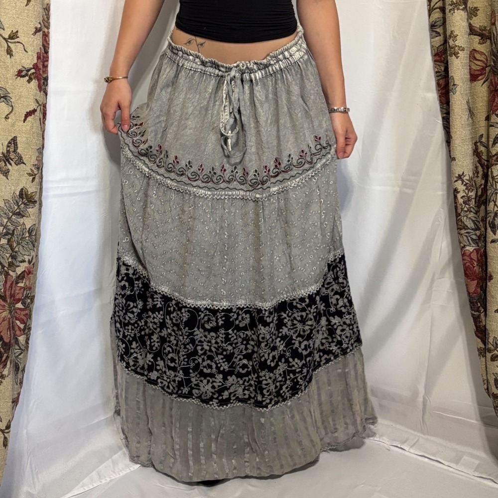 ON THE COMPANY Beautiful flowy grey maxi skirt with floral detailing